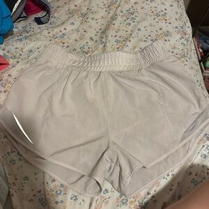 Lululemon 2.5 inch Hotty Hots in light grey.